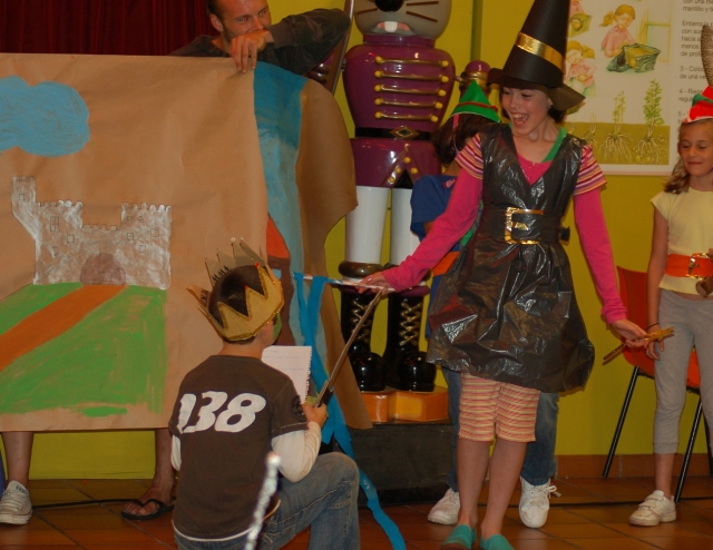 Stellt ein Theaterstück dar 